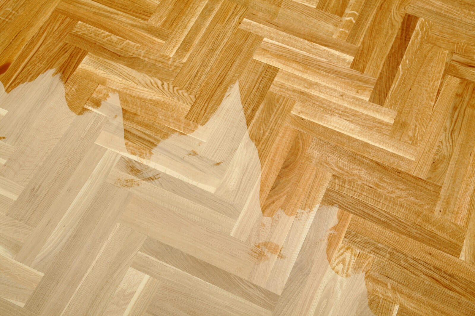 stufex - Varnishing of oak parquet floor, first layer of lacquer